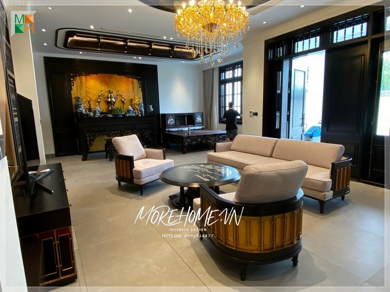 Bộ sofa phong cách indochine đón tiếp khách tới chơi chu đáo, tôn được vẻ đẹp thẩm mỹ cho không gian