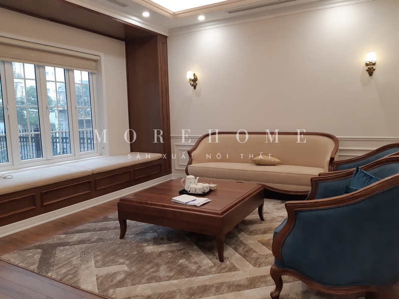 Thi công sofa văng dài có tựa khung gỗ óc chó bọc nỉ màu be tân cổ điển sang trọng, quý phái với những chi tiết uốn lượn mềm mại
